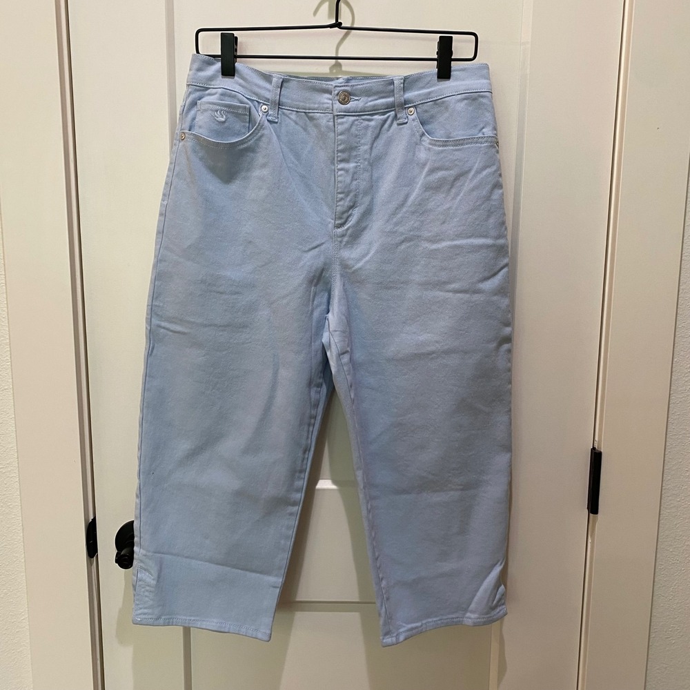 Gloria Vanderbilt Ladies Amanda Capri Pants.‎ 10P. Light Blue. Cotton/Spandex